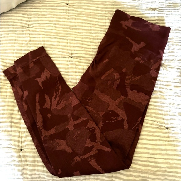 Gymshark Adapt Camo Seamless set in Cherry Brown - Picture 3 of 7